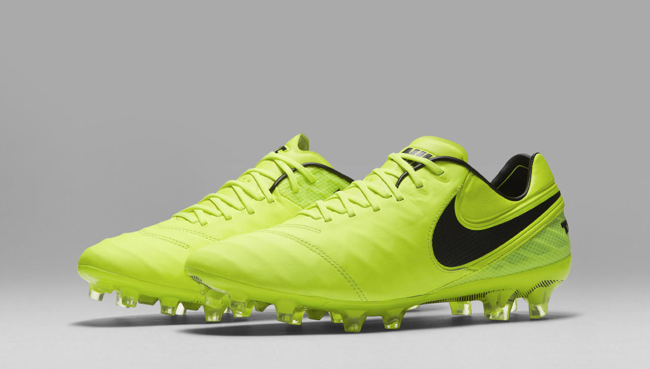 Новая коллекция бутс Nike — осторожно, радиация! Radiation Flare Pack